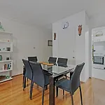 Kozyguru / Westmead / 2 Bed Unit + Free Parking / Walk To Westmead Hospital / Nwe022